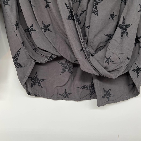 Rails Cheetah Stars Hillary Blouse Women's Size M Charcoal Gray Crossover Wrap - Picture 6 of 9